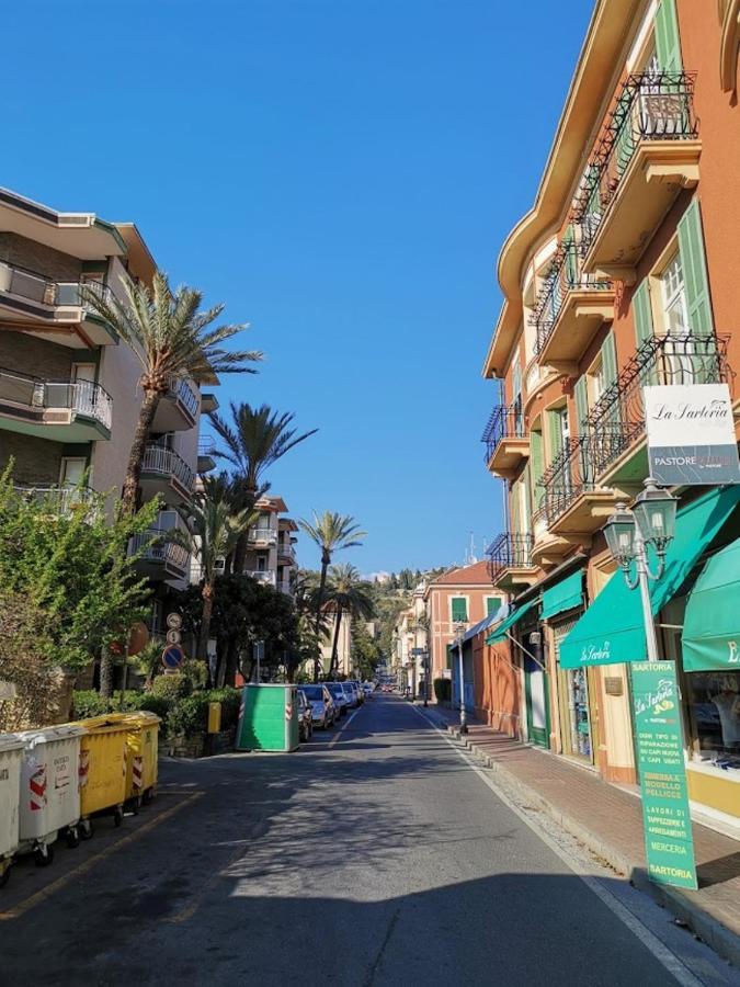 Casa Margherita, Centrale A Due Passi Dal Mare Бордихера Екстериор снимка